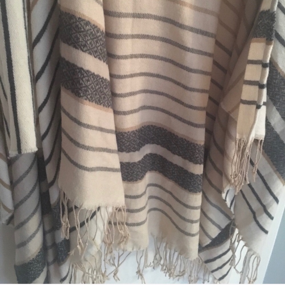 BCBG light poncho - Picture 2 of 3
